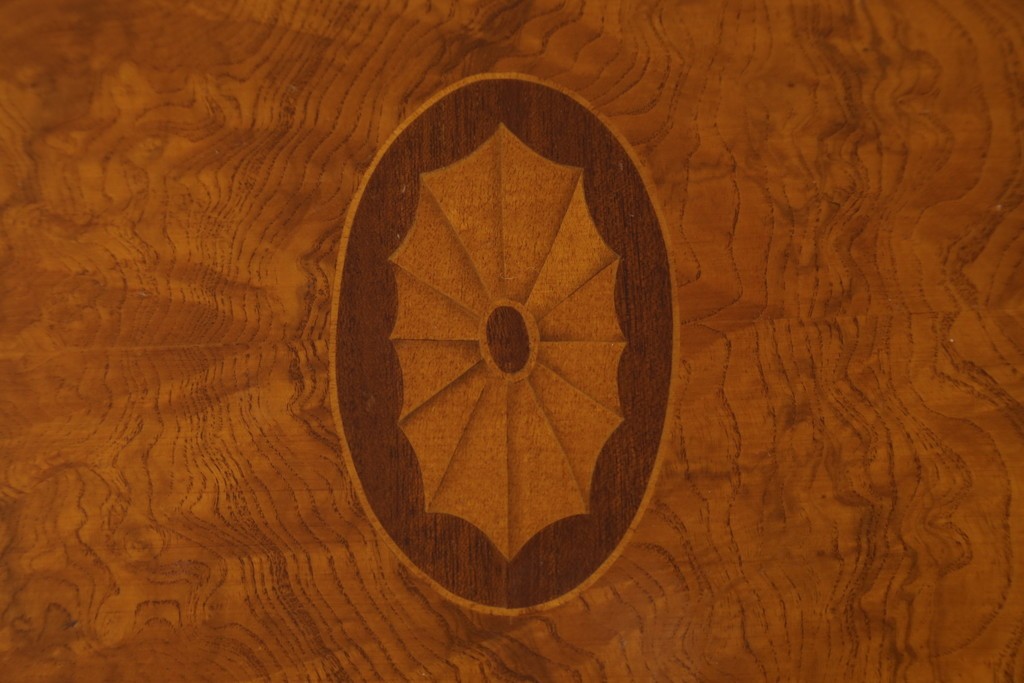 中古　イタリア製　引き出し式コレクションケース付きの象嵌入りローテーブル　(R-085476)