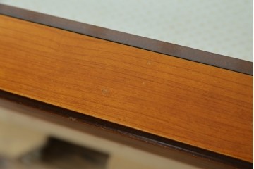 中古　イタリア製　引き出し式コレクションケース付きの象嵌入りローテーブル　(R-085476)