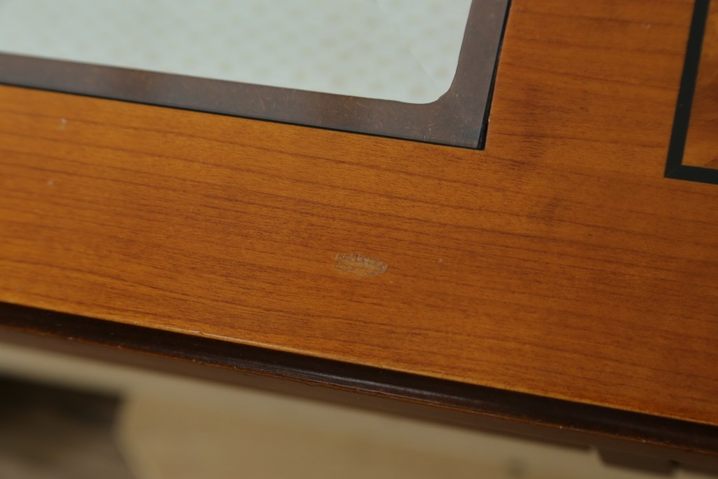 中古　イタリア製　引き出し式コレクションケース付きの象嵌入りローテーブル　(R-085476)