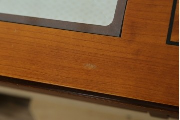 中古　イタリア製　引き出し式コレクションケース付きの象嵌入りローテーブル　(R-085476)