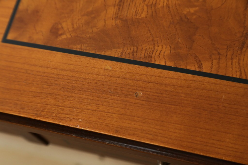 中古　イタリア製　引き出し式コレクションケース付きの象嵌入りローテーブル　(R-085476)