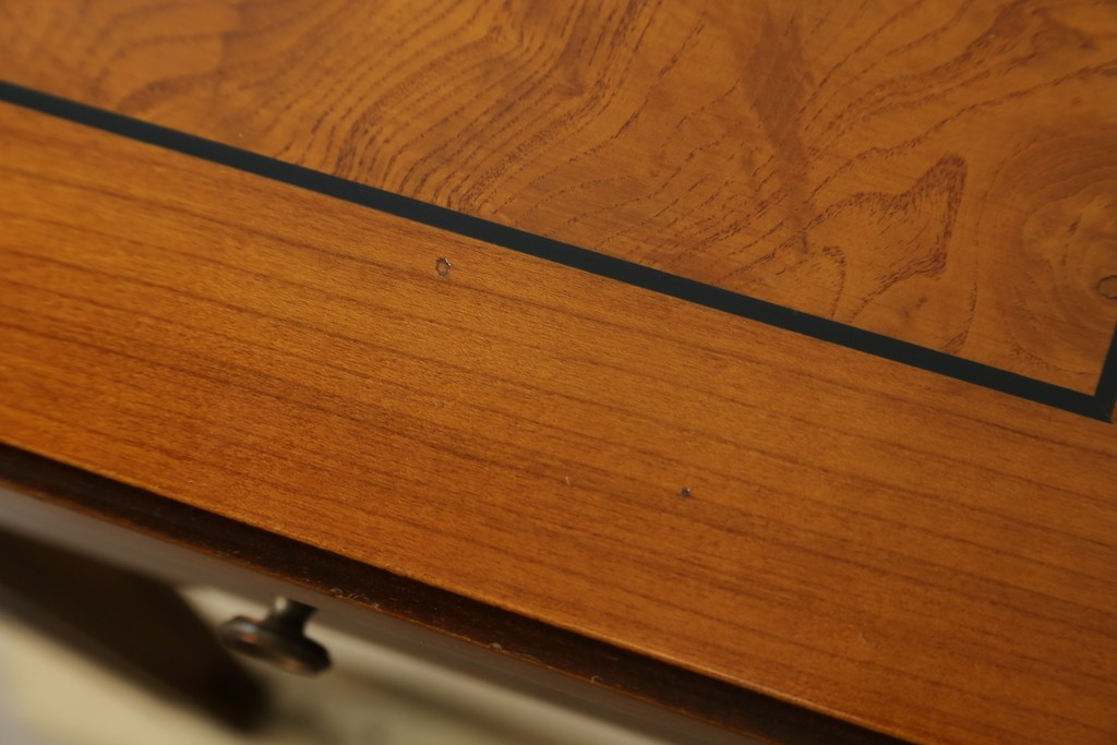 中古　イタリア製　引き出し式コレクションケース付きの象嵌入りローテーブル　(R-085476)