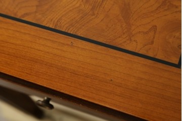 中古　イタリア製　引き出し式コレクションケース付きの象嵌入りローテーブル　(R-085476)