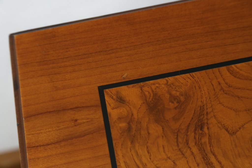 中古　イタリア製　引き出し式コレクションケース付きの象嵌入りローテーブル　(R-085476)