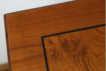 中古　イタリア製　引き出し式コレクションケース付きの象嵌入りローテーブル　(R-085476)