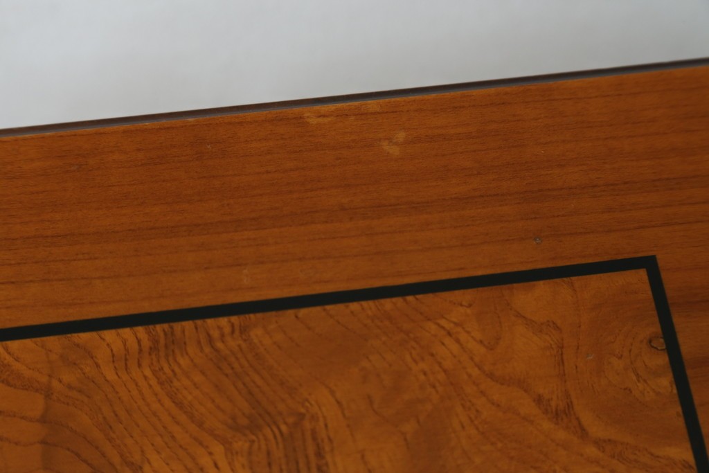 中古　イタリア製　引き出し式コレクションケース付きの象嵌入りローテーブル　(R-085476)