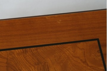 中古　イタリア製　引き出し式コレクションケース付きの象嵌入りローテーブル　(R-085476)