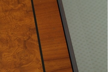 中古　イタリア製　引き出し式コレクションケース付きの象嵌入りローテーブル　(R-085476)