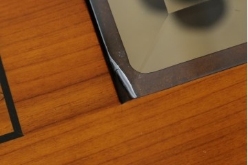 中古　イタリア製　引き出し式コレクションケース付きの象嵌入りローテーブル　(R-085476)