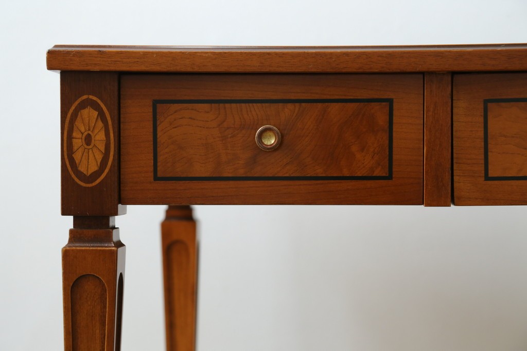 中古　イタリア製　引き出し式コレクションケース付きの象嵌入りローテーブル　(R-085476)