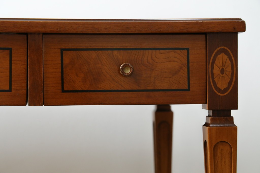 中古　イタリア製　引き出し式コレクションケース付きの象嵌入りローテーブル　(R-085476)