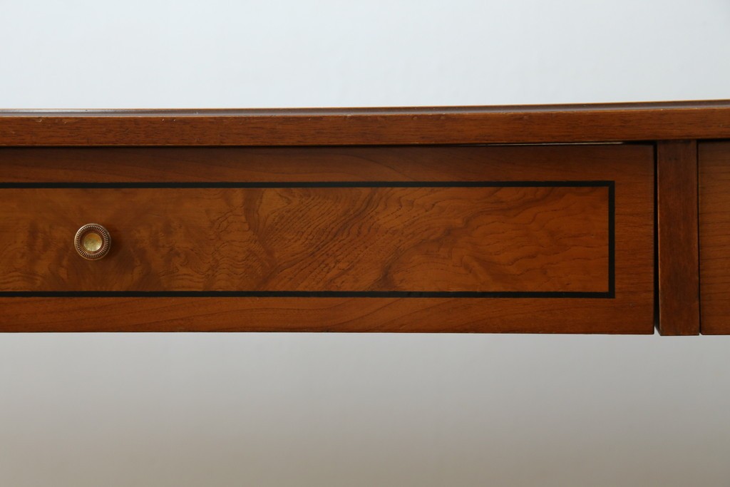 中古　イタリア製　引き出し式コレクションケース付きの象嵌入りローテーブル　(R-085476)