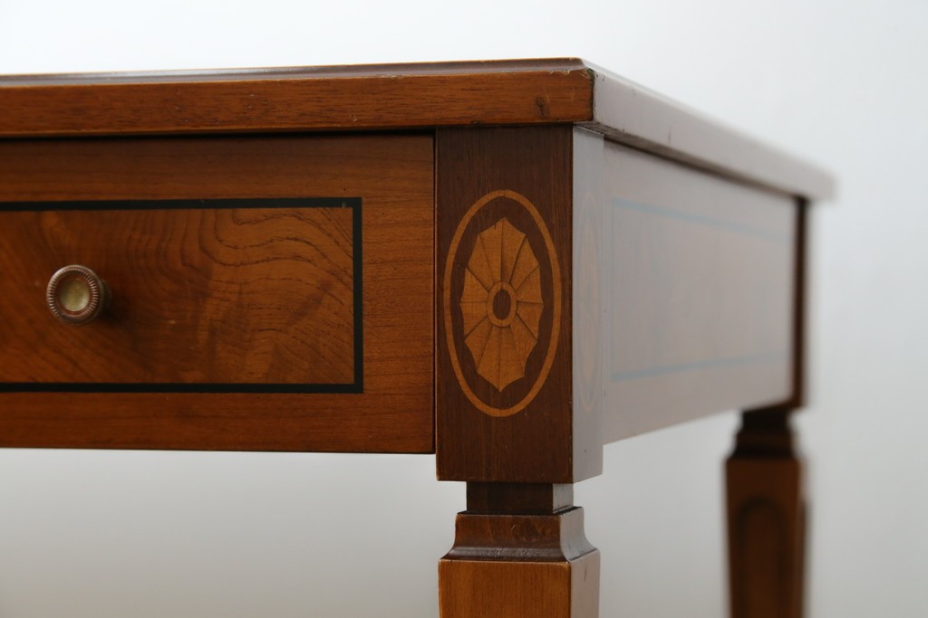 中古　イタリア製　引き出し式コレクションケース付きの象嵌入りローテーブル　(R-085476)