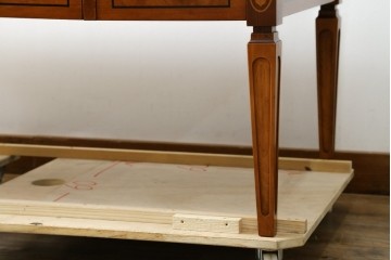 中古　イタリア製　引き出し式コレクションケース付きの象嵌入りローテーブル　(R-085476)