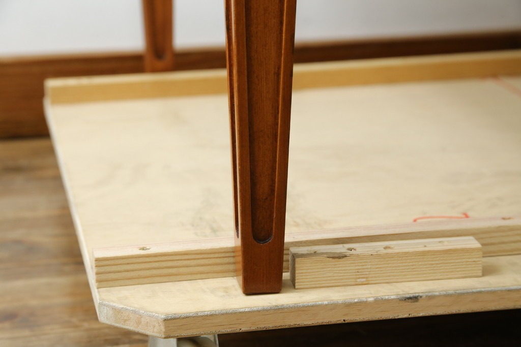 中古　イタリア製　引き出し式コレクションケース付きの象嵌入りローテーブル　(R-085476)