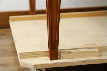 中古　イタリア製　引き出し式コレクションケース付きの象嵌入りローテーブル　(R-085476)