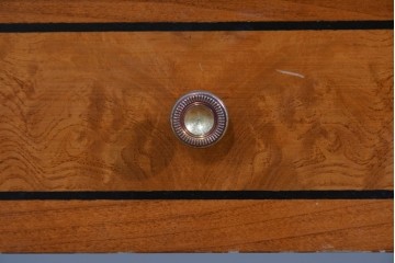 中古　イタリア製　引き出し式コレクションケース付きの象嵌入りローテーブル　(R-085476)