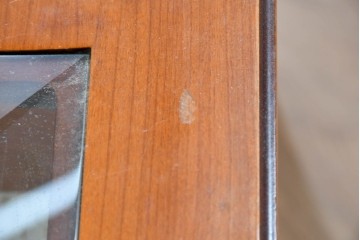 中古　イタリア製　引き出し式コレクションケース付きの象嵌入りローテーブル　(R-085476)