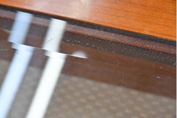 中古　イタリア製　引き出し式コレクションケース付きの象嵌入りローテーブル　(R-085476)