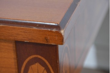 中古　イタリア製　引き出し式コレクションケース付きの象嵌入りローテーブル　(R-085476)