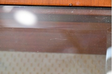 中古　イタリア製　引き出し式コレクションケース付きの象嵌入りローテーブル　(R-085476)