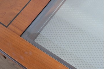 中古　イタリア製　引き出し式コレクションケース付きの象嵌入りローテーブル　(R-085476)