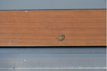 中古　イタリア製　引き出し式コレクションケース付きの象嵌入りローテーブル　(R-085476)