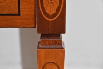 中古　イタリア製　引き出し式コレクションケース付きの象嵌入りローテーブル　(R-085476)