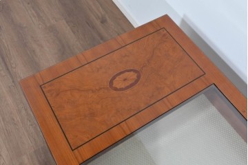 中古　イタリア製　引き出し式コレクションケース付きの象嵌入りローテーブル　(R-085476)