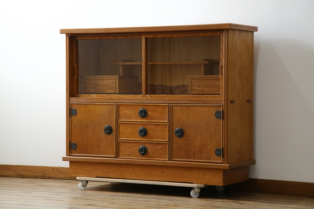 中古　豊かな表情を楽しめる屋久杉のガラス戸付き茶箪笥　定価約25万円　(R-085477)