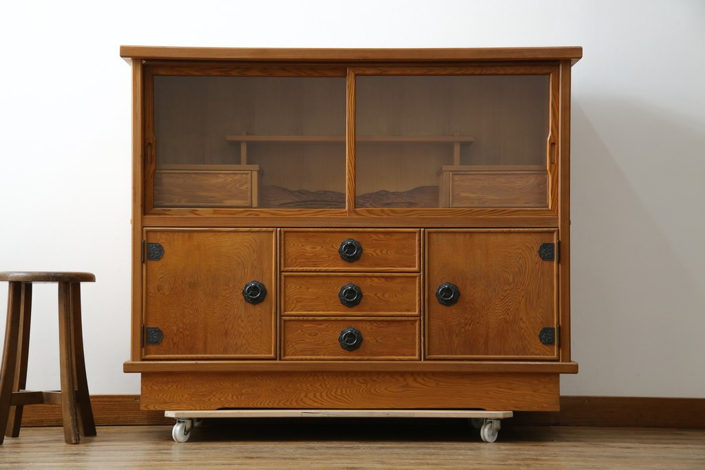 中古　豊かな表情を楽しめる屋久杉のガラス戸付き茶箪笥　定価約25万円　(R-085477)