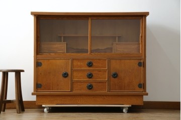 中古　豊かな表情を楽しめる屋久杉のガラス戸付き茶箪笥　定価約25万円　(R-085477)