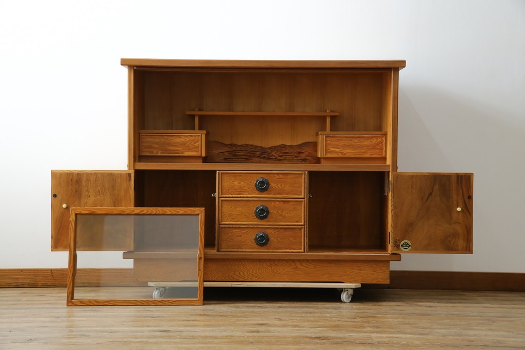 中古　豊かな表情を楽しめる屋久杉のガラス戸付き茶箪笥　定価約25万円　(R-085477)