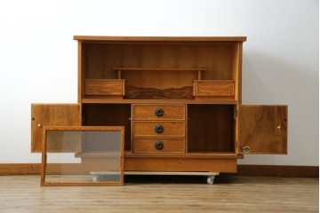 中古　豊かな表情を楽しめる屋久杉のガラス戸付き茶箪笥　定価約25万円　(R-085477)