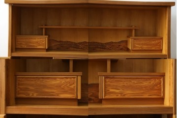 中古　豊かな表情を楽しめる屋久杉のガラス戸付き茶箪笥　定価約25万円　(R-085477)