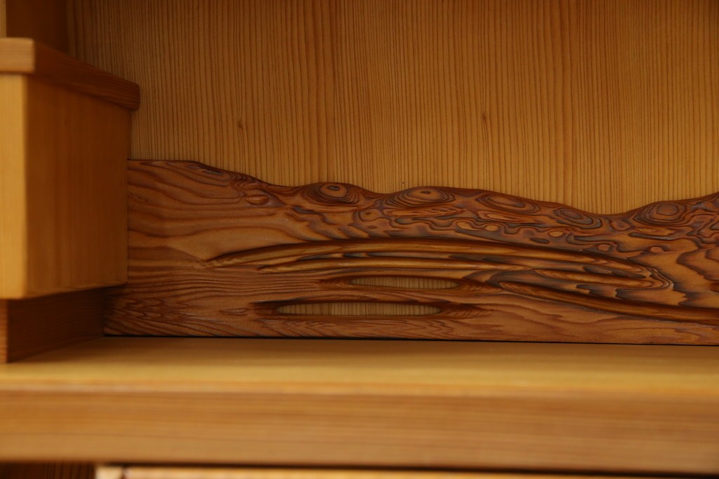 中古　豊かな表情を楽しめる屋久杉のガラス戸付き茶箪笥　定価約25万円　(R-085477)