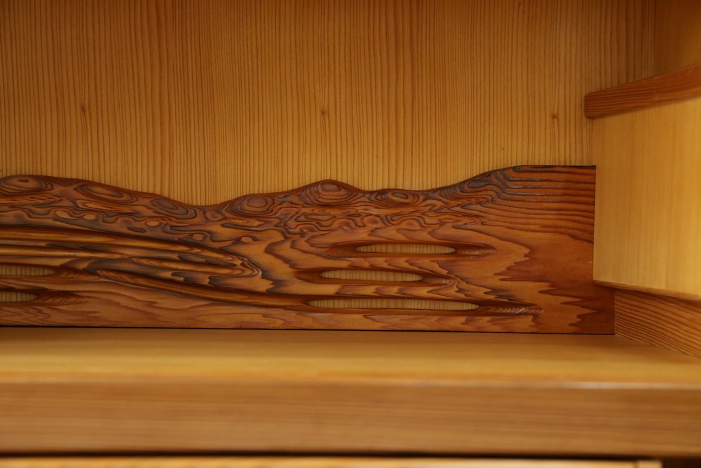 中古　豊かな表情を楽しめる屋久杉のガラス戸付き茶箪笥　定価約25万円　(R-085477)