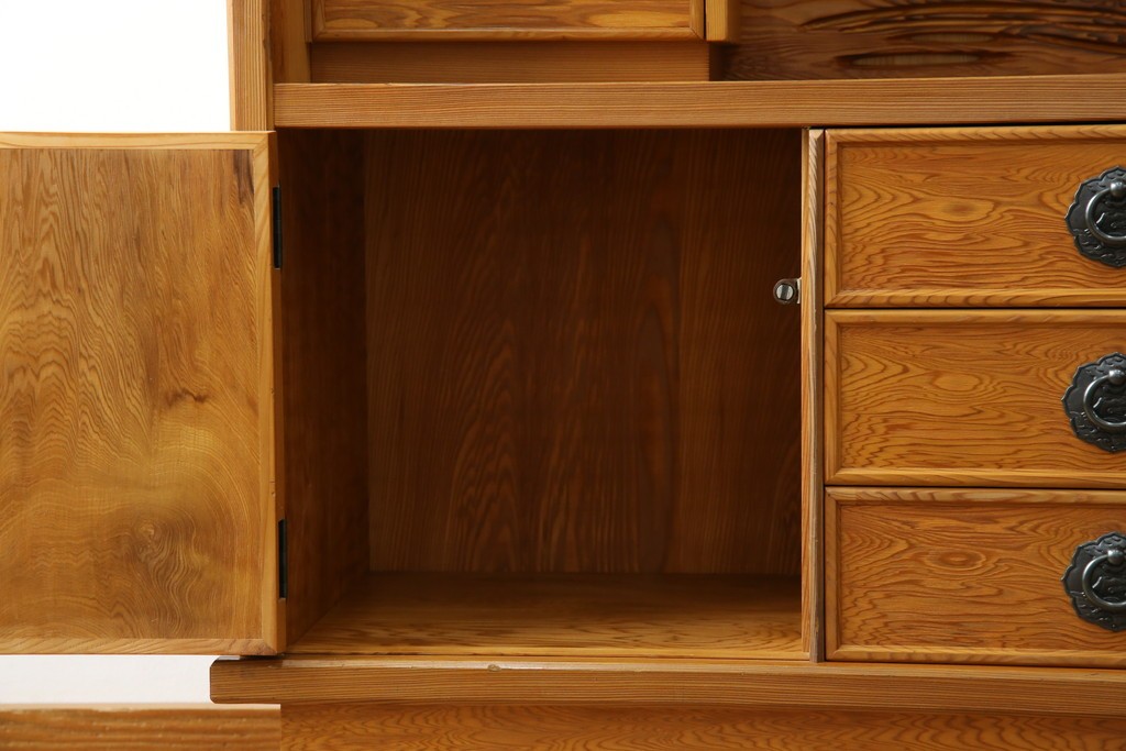 中古　豊かな表情を楽しめる屋久杉のガラス戸付き茶箪笥　定価約25万円　(R-085477)