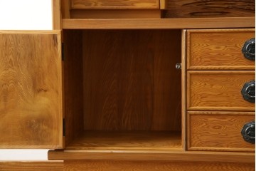 中古　豊かな表情を楽しめる屋久杉のガラス戸付き茶箪笥　定価約25万円　(R-085477)