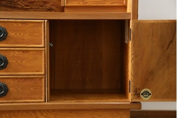 中古　豊かな表情を楽しめる屋久杉のガラス戸付き茶箪笥　定価約25万円　(R-085477)