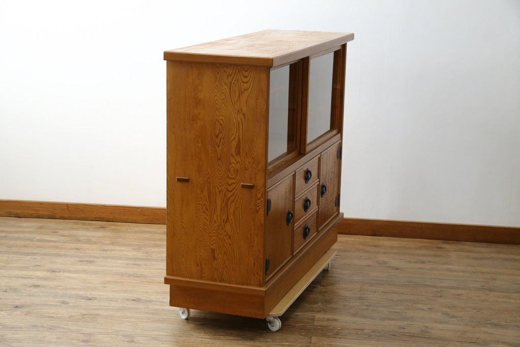 中古　豊かな表情を楽しめる屋久杉のガラス戸付き茶箪笥　定価約25万円　(R-085477)