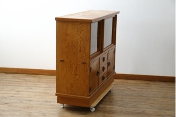 中古　豊かな表情を楽しめる屋久杉のガラス戸付き茶箪笥　定価約25万円　(R-085477)