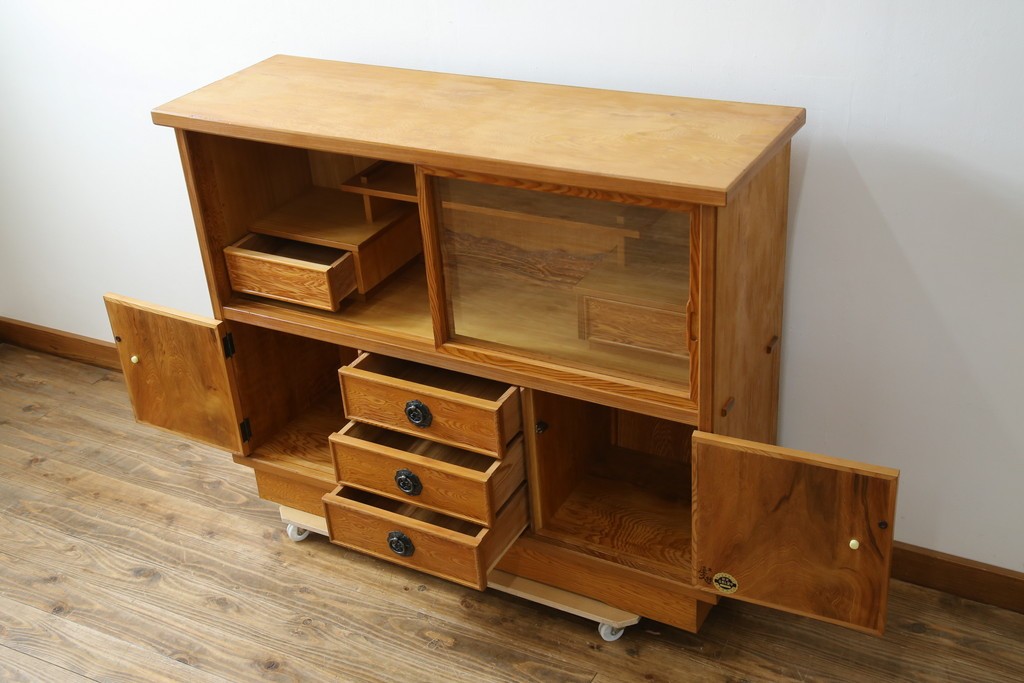 中古　豊かな表情を楽しめる屋久杉のガラス戸付き茶箪笥　定価約25万円　(R-085477)