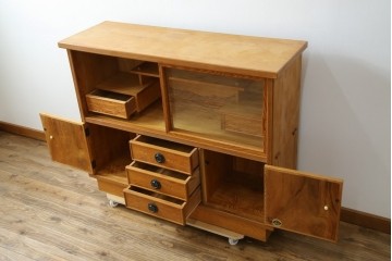 中古　豊かな表情を楽しめる屋久杉のガラス戸付き茶箪笥　定価約25万円　(R-085477)