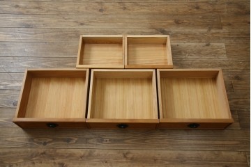 中古　豊かな表情を楽しめる屋久杉のガラス戸付き茶箪笥　定価約25万円　(R-085477)