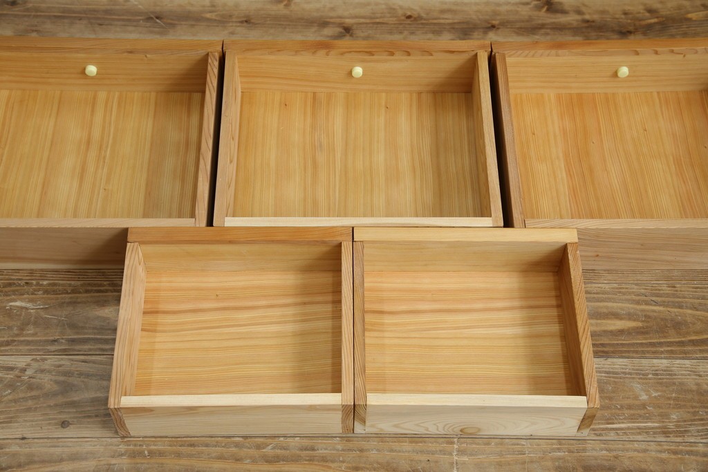 中古　豊かな表情を楽しめる屋久杉のガラス戸付き茶箪笥　定価約25万円　(R-085477)