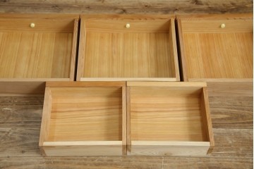 中古　豊かな表情を楽しめる屋久杉のガラス戸付き茶箪笥　定価約25万円　(R-085477)