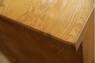 中古　豊かな表情を楽しめる屋久杉のガラス戸付き茶箪笥　定価約25万円　(R-085477)