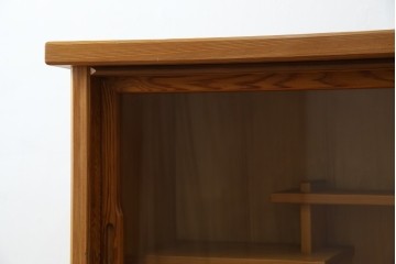 中古　豊かな表情を楽しめる屋久杉のガラス戸付き茶箪笥　定価約25万円　(R-085477)