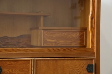 中古　豊かな表情を楽しめる屋久杉のガラス戸付き茶箪笥　定価約25万円　(R-085477)